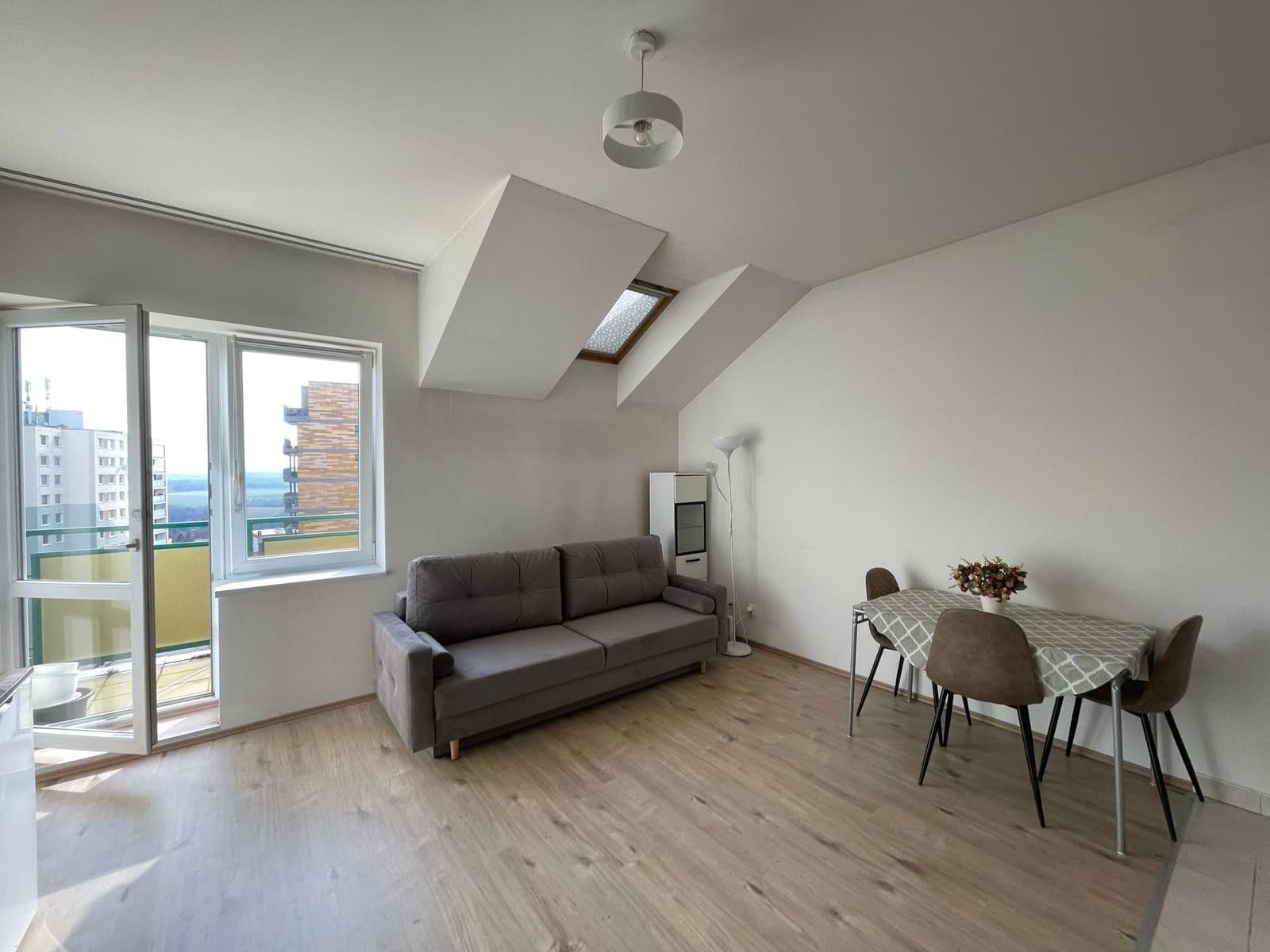 Prenájom bytu 1-izbový 37 m², Padovská, Praha, Praha Prenájom bytu 1-izbový 37 m², Padovská, Praha, Praha