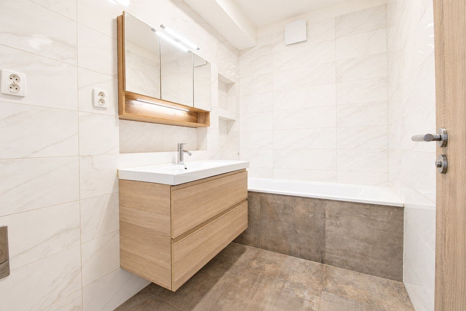 Prenájom bytu 3-izbový 70 m², Fojtova, Praha, Praha Prenájom bytu 3-izbový 70 m², Fojtova, Praha, Praha