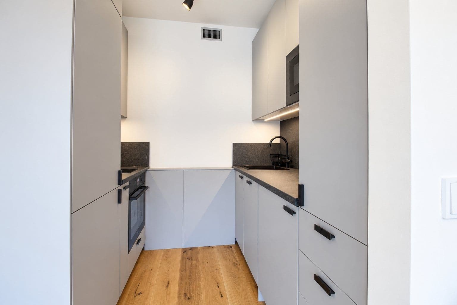 Prenájom bytu 1-izbový 36 m², U Komína, Praha, Praha Prenájom bytu 1-izbový 36 m², U Komína, Praha, Praha