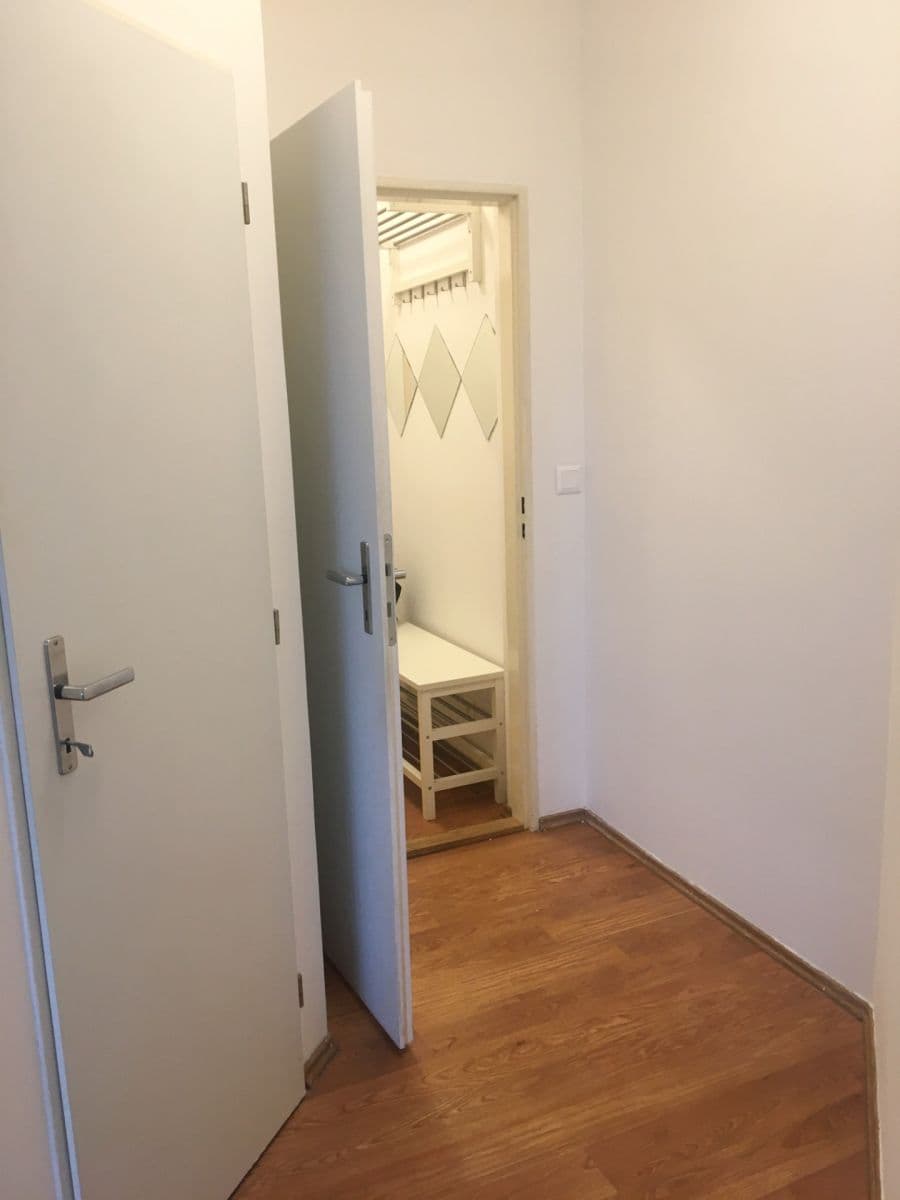 Prenájom bytu 1-izbový 24 m², Pod Sychrovem Ⅰ, Praha, Praha Prenájom bytu 1-izbový 24 m², Pod Sychrovem Ⅰ, Praha, Praha