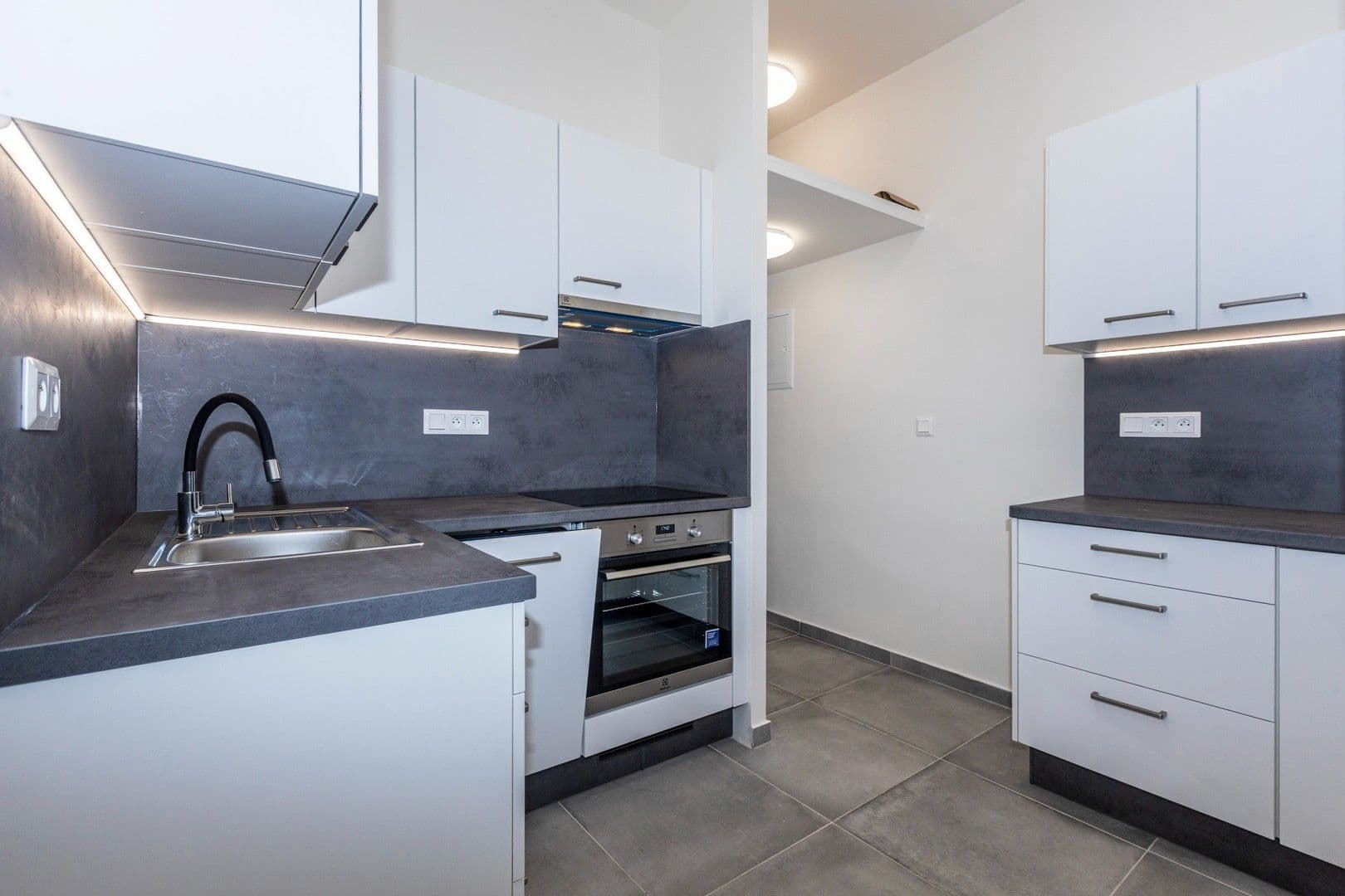 Prenájom bytu 2-izbový 50 m², Jivenská, Praha, Praha Prenájom bytu 2-izbový 50 m², Jivenská, Praha, Praha