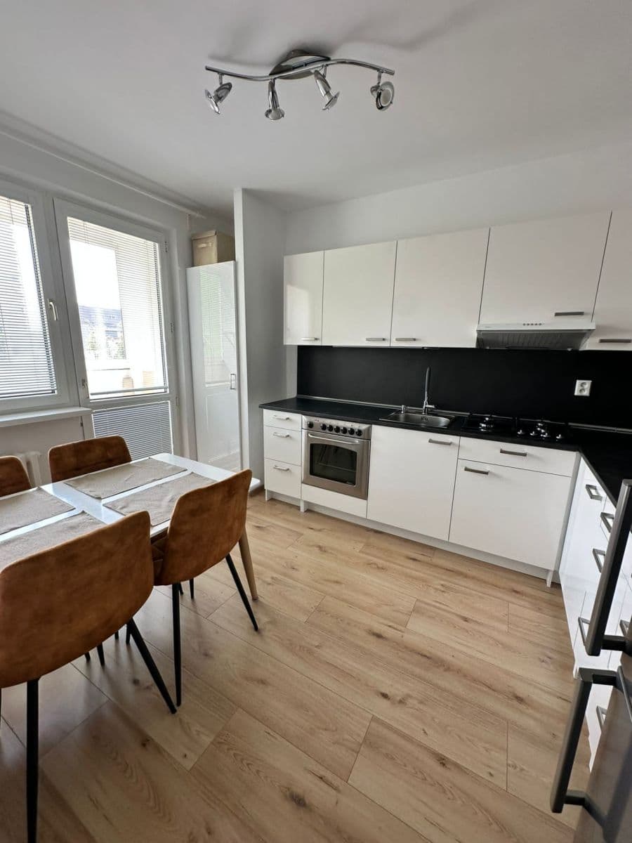 Prenájom bytu 3-izbový 70 m², Ľudovíta Fullu, Karlova Ves, Bratislavský kraj Prenájom bytu 3-izbový 70 m², Ľudovíta Fullu, Karlova Ves, Bratislavský kraj