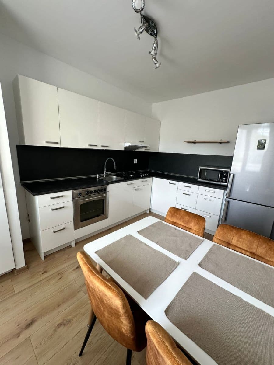 Prenájom bytu 3-izbový 70 m², Ľudovíta Fullu, Karlova Ves, Bratislavský kraj Prenájom bytu 3-izbový 70 m², Ľudovíta Fullu, Karlova Ves, Bratislavský kraj