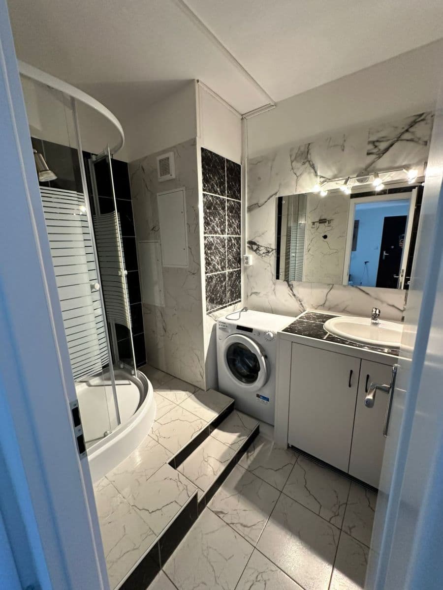 Prenájom bytu 3-izbový 70 m², Ľudovíta Fullu, Karlova Ves, Bratislavský kraj Prenájom bytu 3-izbový 70 m², Ľudovíta Fullu, Karlova Ves, Bratislavský kraj