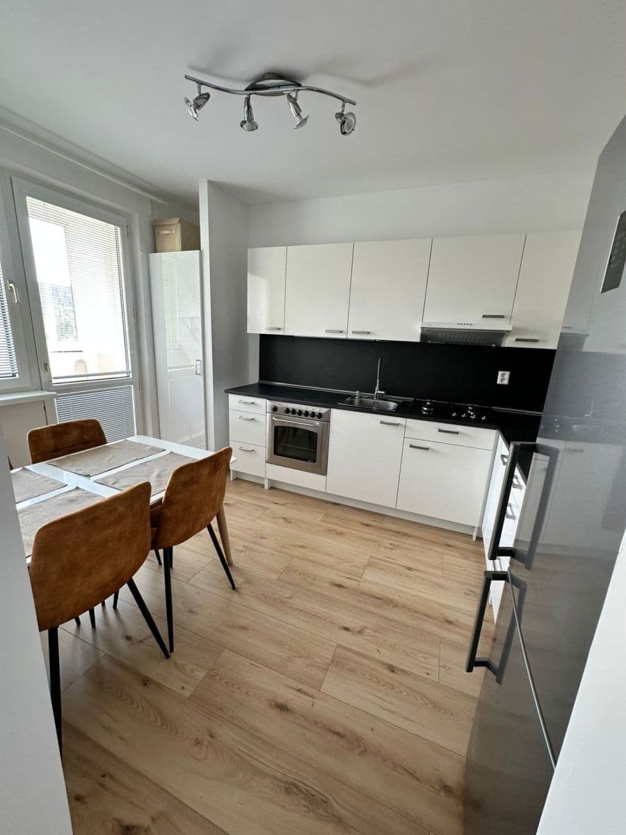 Prenájom bytu 3-izbový 70 m², Ľudovíta Fullu, Karlova Ves, Bratislavský kraj Prenájom bytu 3-izbový 70 m², Ľudovíta Fullu, Karlova Ves, Bratislavský kraj
