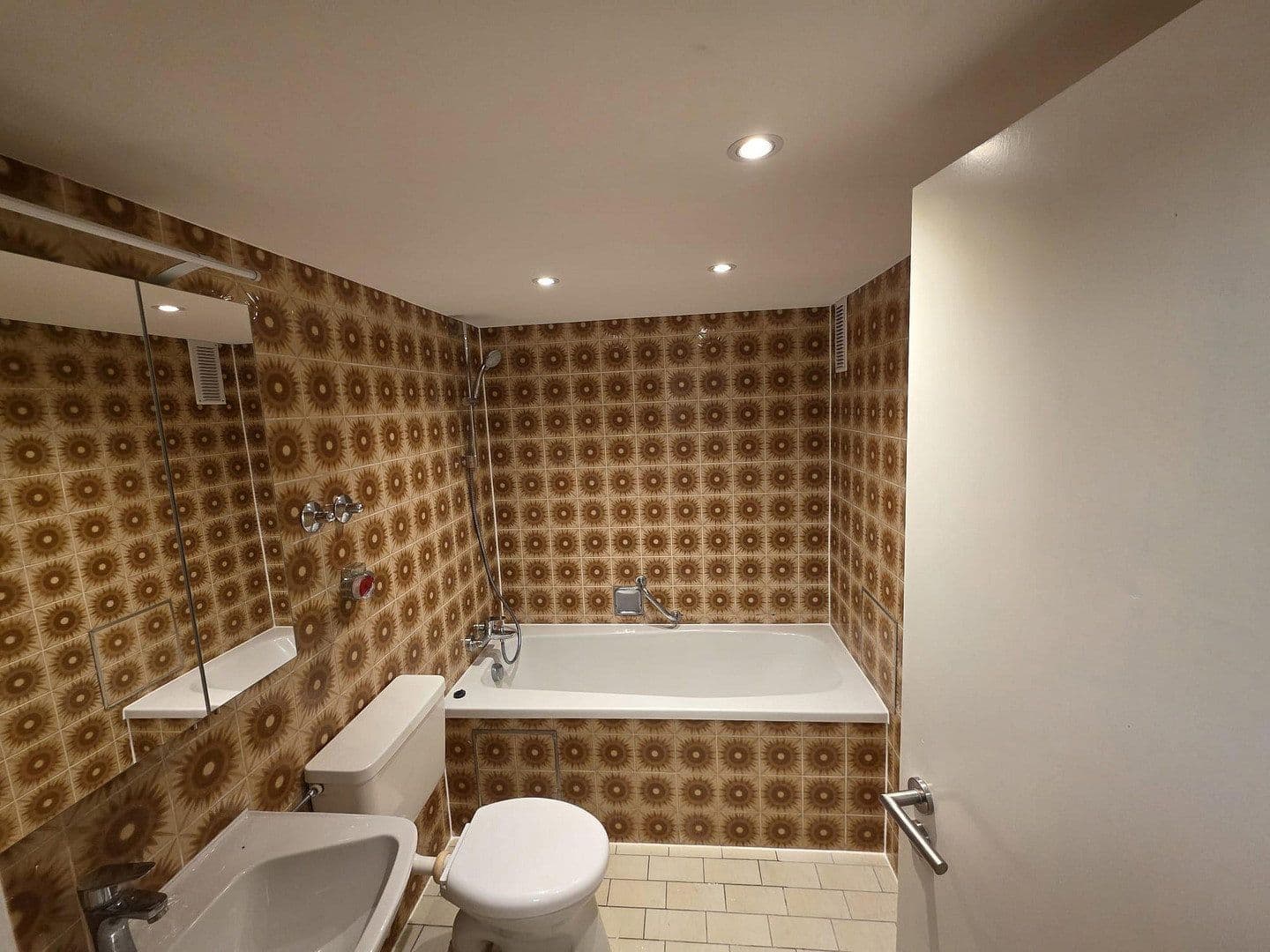 Prenájom bytu 1-izbový 25 m², Spielbergerstr. 32, Zuffenhausen, Bádensko-Wurttembersko Prenájom bytu 1-izbový 25 m², Spielbergerstr. 32, Zuffenhausen, Bádensko-Wurttembersko