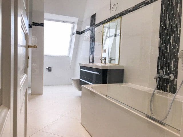 Prenájom bytu 5-izbový 181 m², Caspar-Theyß-Straße 9, Berlin, Berlín Prenájom bytu 5-izbový 181 m², Caspar-Theyß-Straße 9, Berlin, Berlín