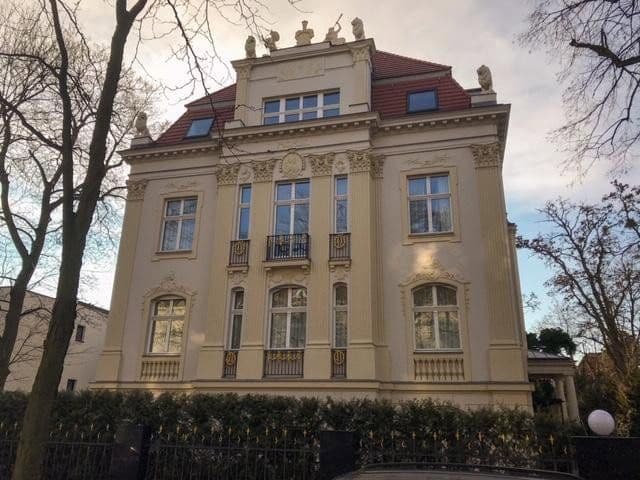 Prenájom bytu 5-izbový 181 m², Caspar-Theyß-Straße 9, Berlin, Berlín Prenájom bytu 5-izbový 181 m², Caspar-Theyß-Straße 9, Berlin, Berlín