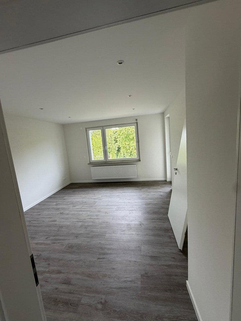 Prenájom bytu 3-izbový 75 m², Pforzheim, Bádensko-Wurttembersko Prenájom bytu 3-izbový 75 m², Pforzheim, Bádensko-Wurttembersko