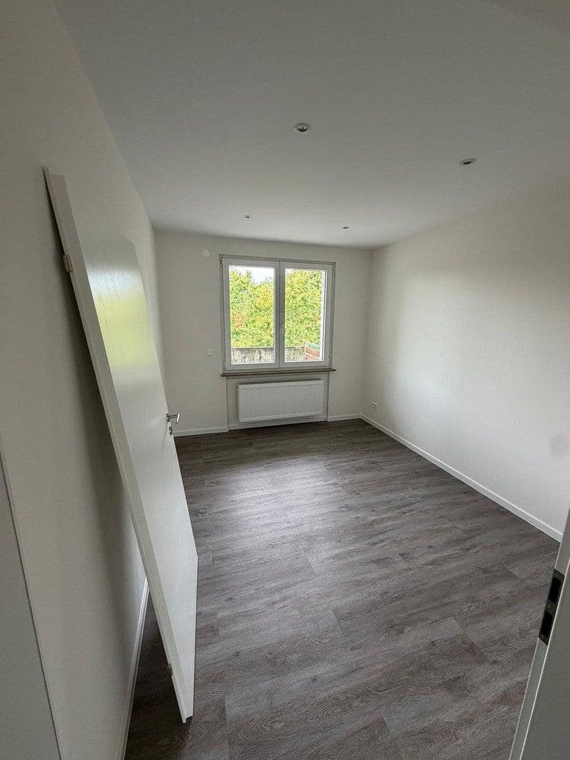 Prenájom bytu 3-izbový 75 m², Pforzheim, Bádensko-Wurttembersko Prenájom bytu 3-izbový 75 m², Pforzheim, Bádensko-Wurttembersko
