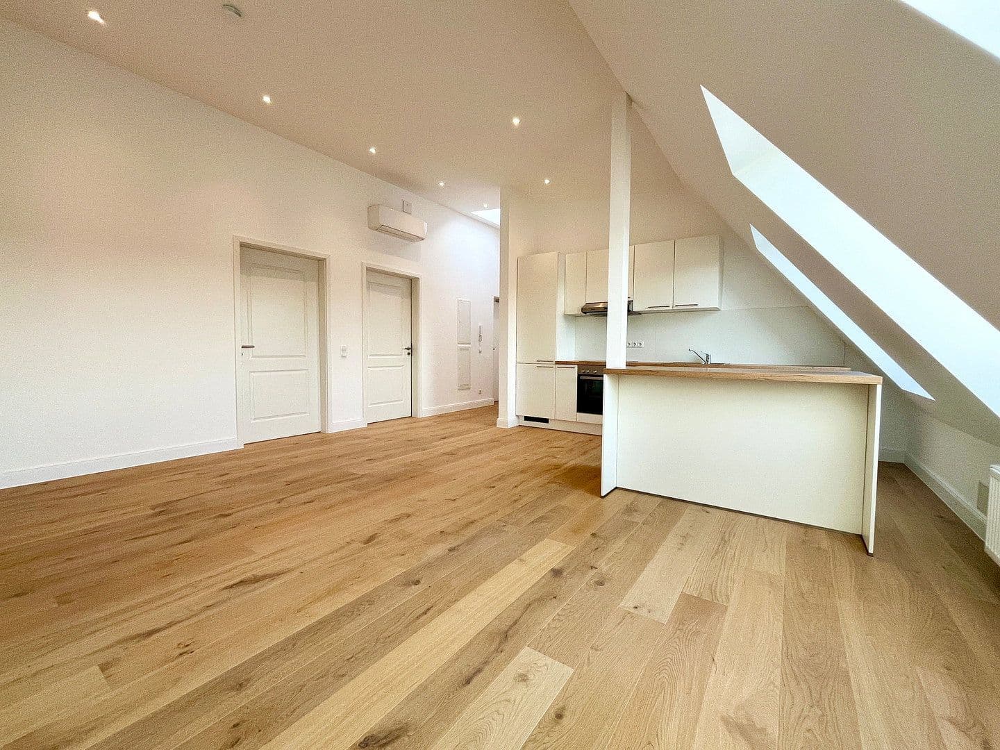 Prenájom bytu 3-izbový 87 m², Edisonstraße 45, Berlin, Berlín Prenájom bytu 3-izbový 87 m², Edisonstraße 45, Berlin, Berlín