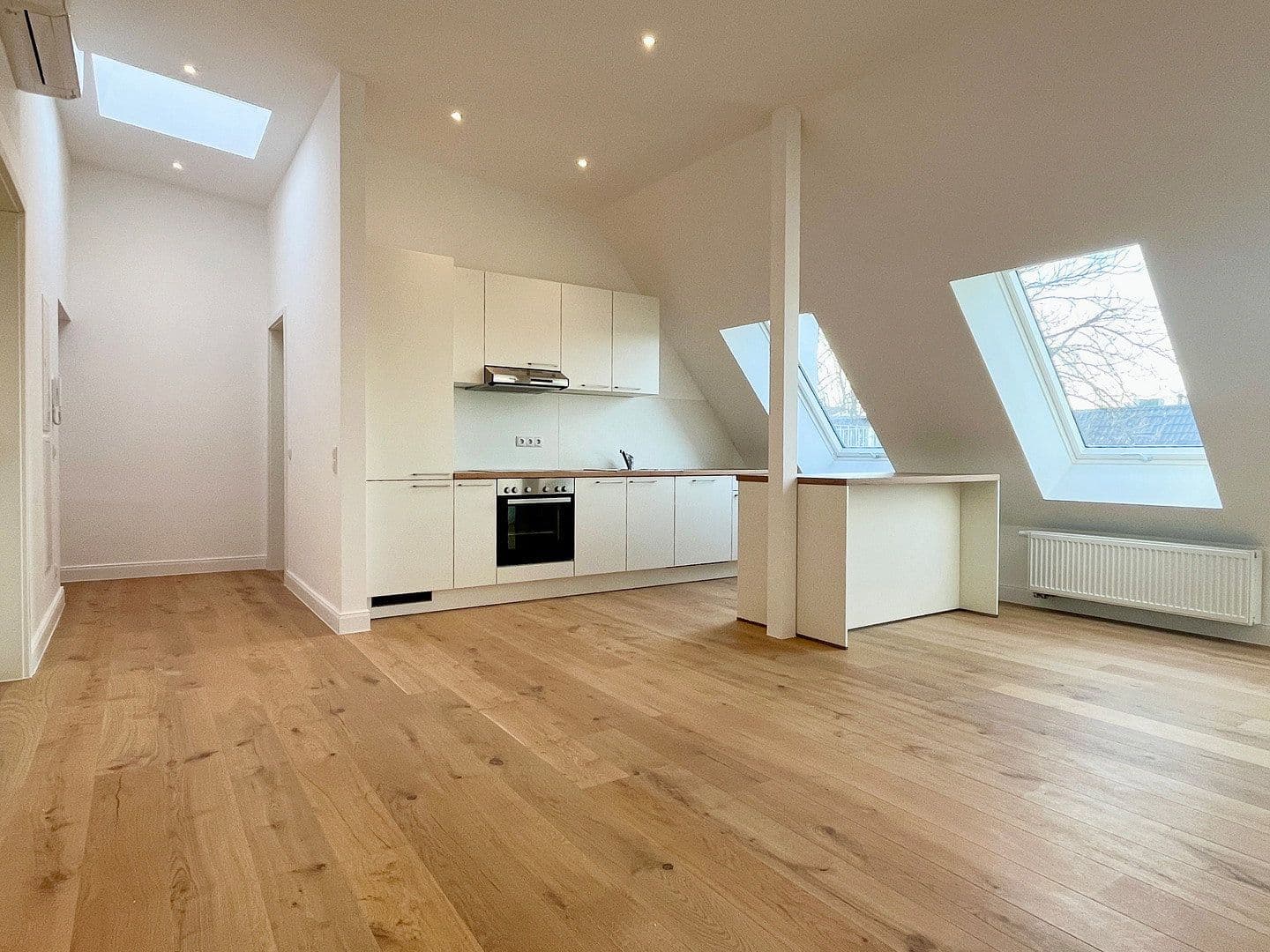 Prenájom bytu 3-izbový 87 m², Edisonstraße 45, Berlin, Berlín Prenájom bytu 3-izbový 87 m², Edisonstraße 45, Berlin, Berlín