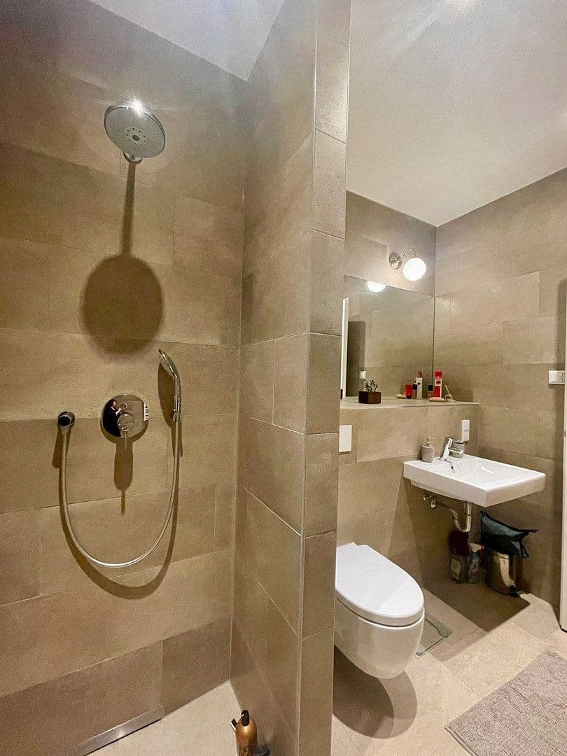 Prenájom bytu 4-izbový 124 m², Berlin, Berlín Prenájom bytu 4-izbový 124 m², Berlin, Berlín