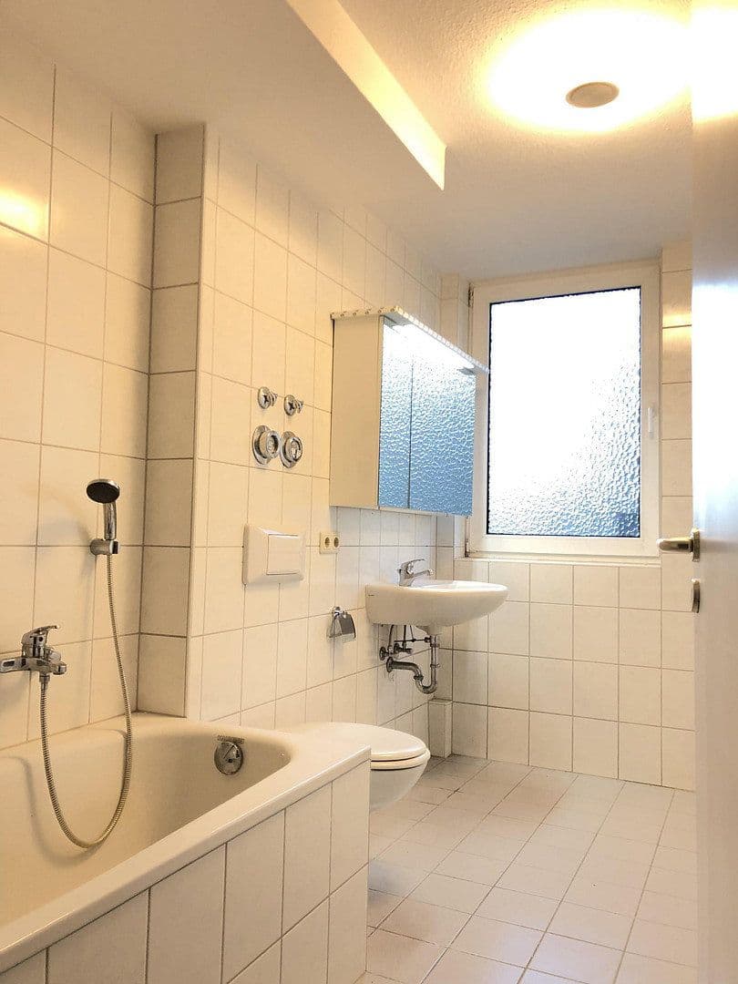 Prenájom bytu 3-izbový 140 m², Emsbach Str.38, Waldems, Hesensko Prenájom bytu 3-izbový 140 m², Emsbach Str.38, Waldems, Hesensko