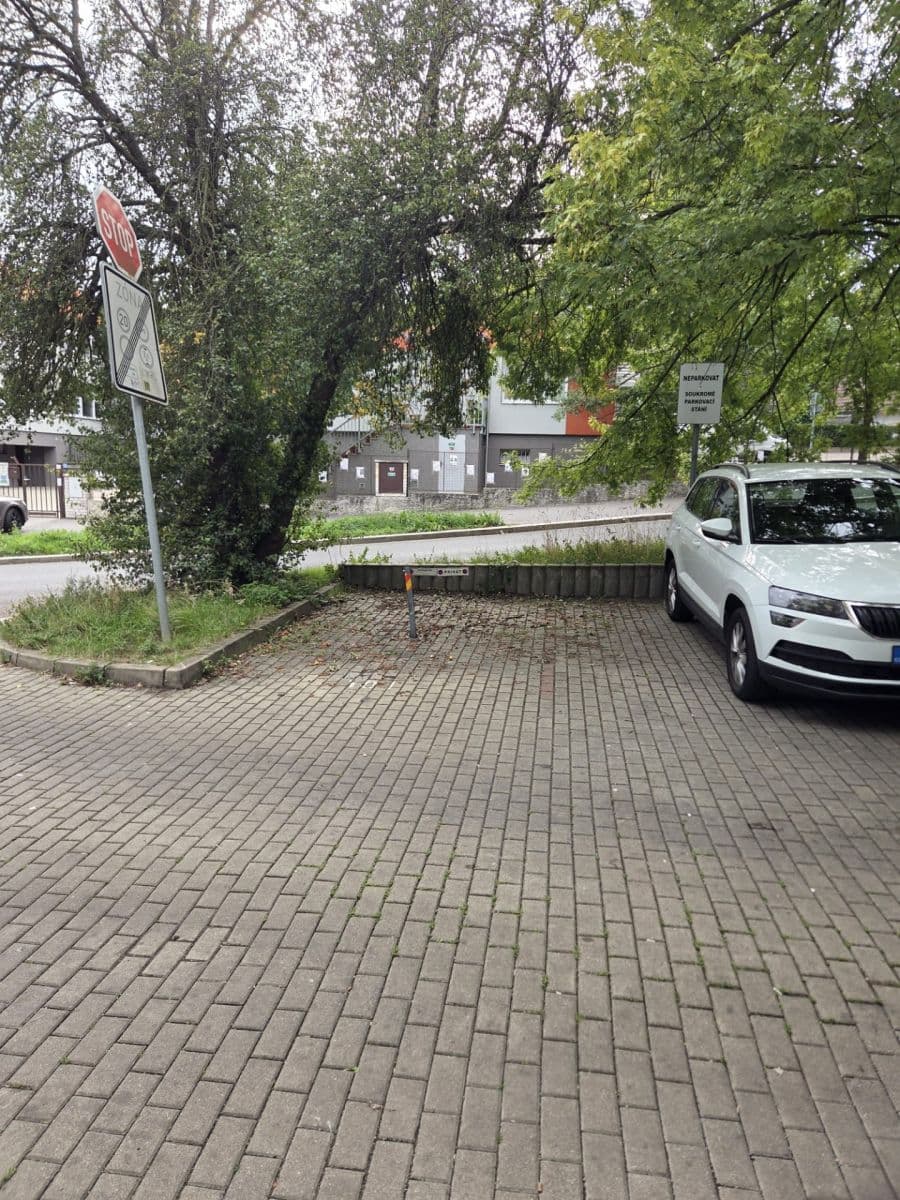 Prenájom garáže 18 m², Kudrnova, Praha, Praha Prenájom garáže 18 m², Kudrnova, Praha, Praha