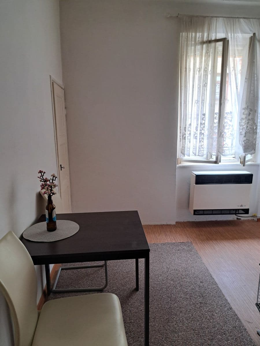 Prenájom bytu 1-izbový 40 m², Cetyňská, Praha, Praha Prenájom bytu 1-izbový 40 m², Cetyňská, Praha, Praha