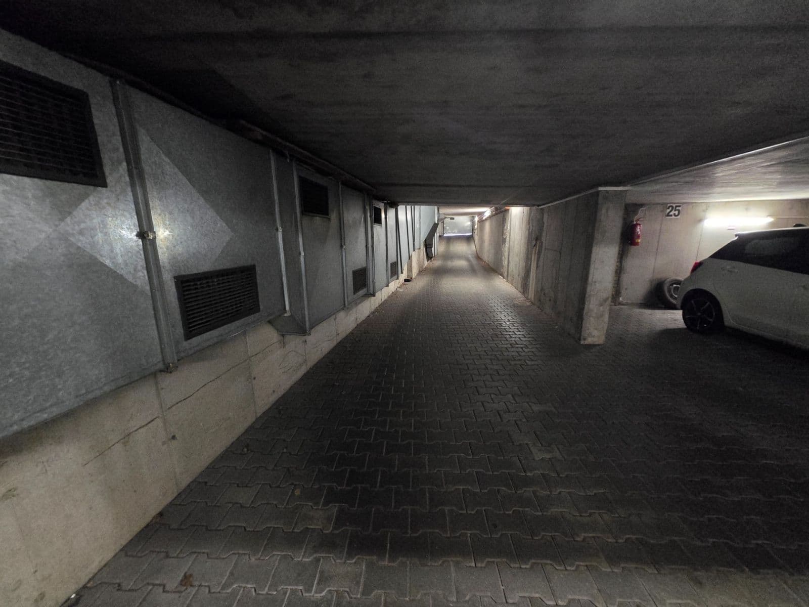 Prenájom garáže 13 m², Ruská, Praha, Praha Prenájom garáže 13 m², Ruská, Praha, Praha