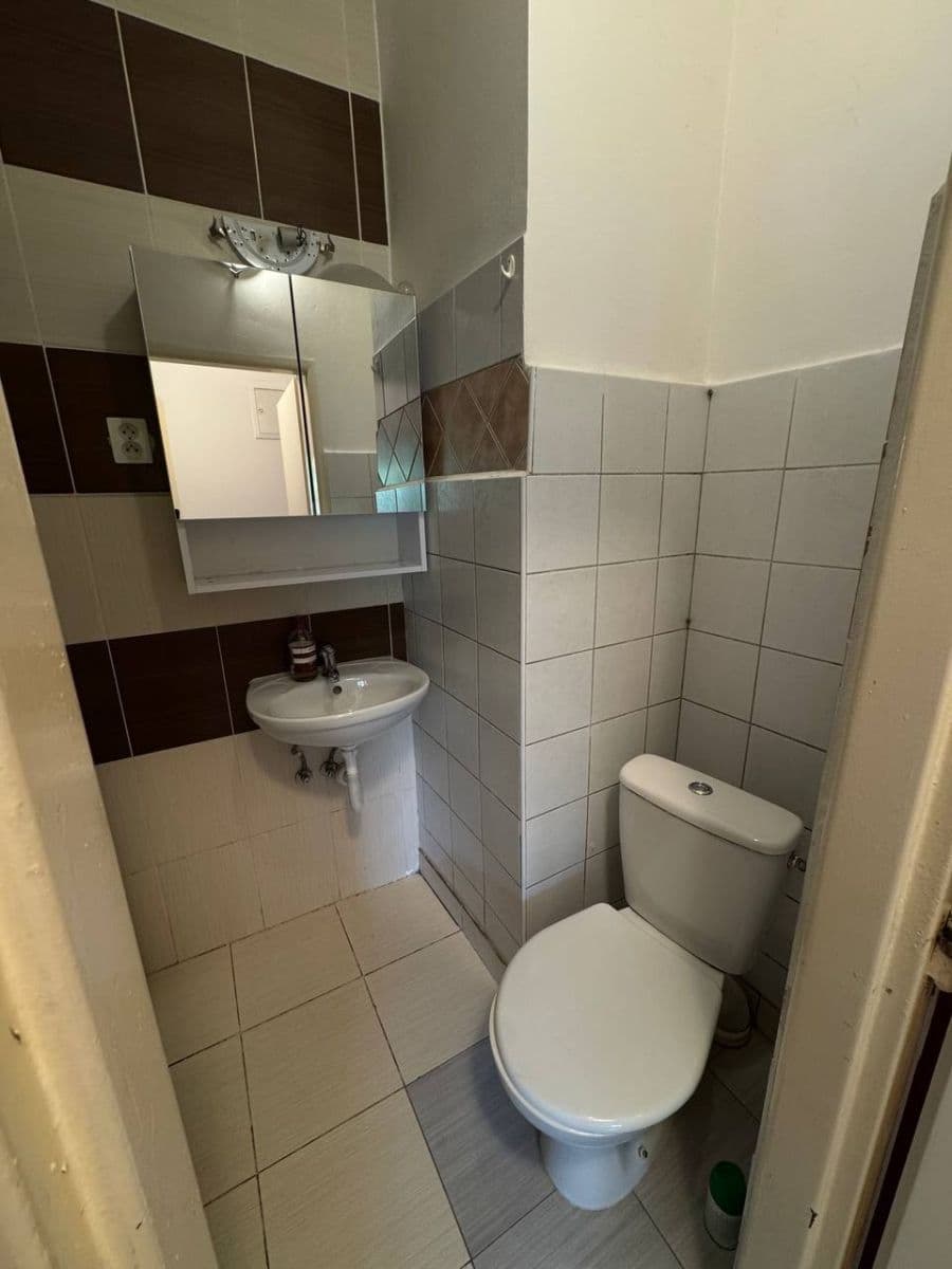 Predaj bytu 1-izbový 38 m², 28. pluku, Praha, Praha Predaj bytu 1-izbový 38 m², 28. pluku, Praha, Praha