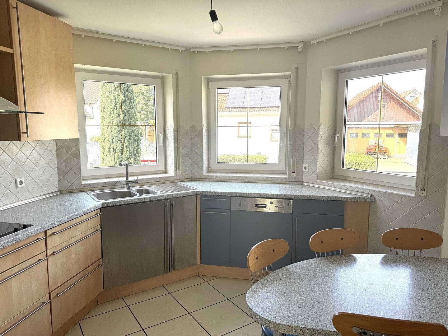 Predaj domu 164 m², pozemok 477 m², Kippenheim, Bádensko-Wurttembersko Predaj domu 164 m², pozemok 477 m², Kippenheim, Bádensko-Wurttembersko
