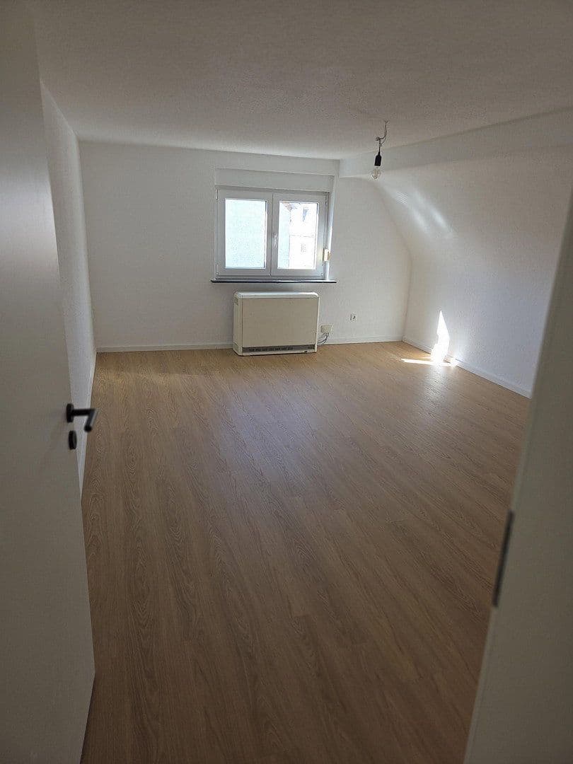 Prenájom bytu 4-izbový 94 m², Hindenburgstraße 72, Straubenhardt, Bádensko-Wurttembersko Prenájom bytu 4-izbový 94 m², Hindenburgstraße 72, Straubenhardt, Bádensko-Wurttembersko