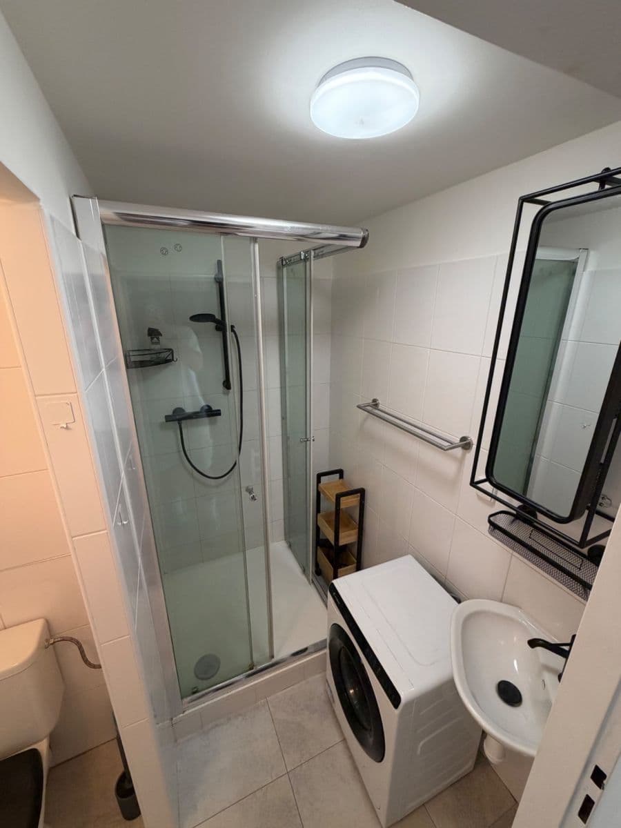 Prenájom bytu 2-izbový 35 m², Šafaříkova, Praha, Praha Prenájom bytu 2-izbový 35 m², Šafaříkova, Praha, Praha