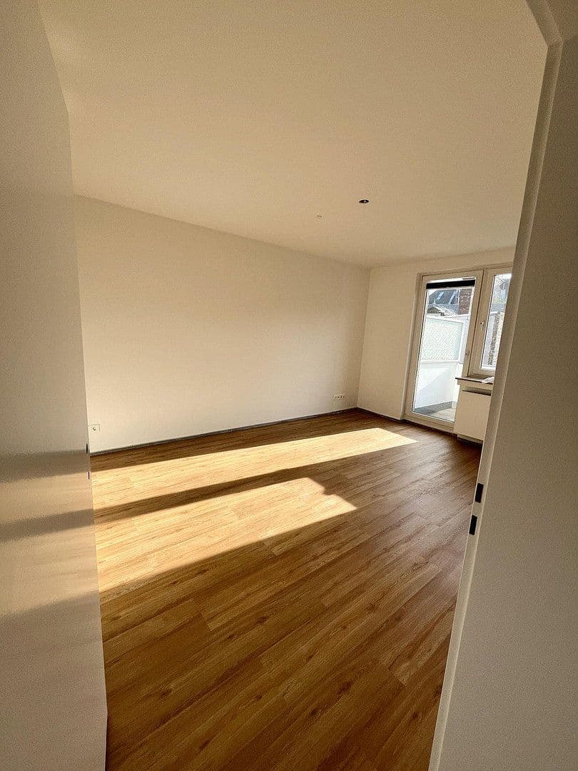 Prenájom bytu 3-izbový 87 m², Mülheimer Freiheit, Köln, Severné Porýnie - Westfálsko Prenájom bytu 3-izbový 87 m², Mülheimer Freiheit, Köln, Severné Porýnie - Westfálsko