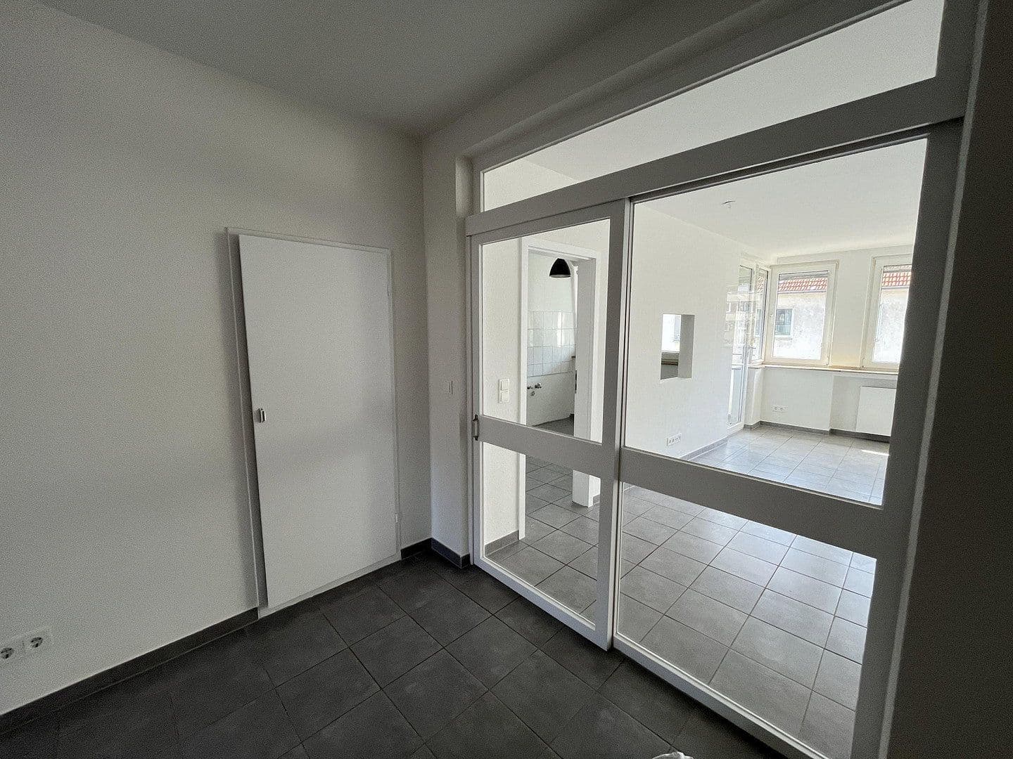 Prenájom bytu 3-izbový 87 m², Mülheimer Freiheit, Köln, Severné Porýnie - Westfálsko Prenájom bytu 3-izbový 87 m², Mülheimer Freiheit, Köln, Severné Porýnie - Westfálsko