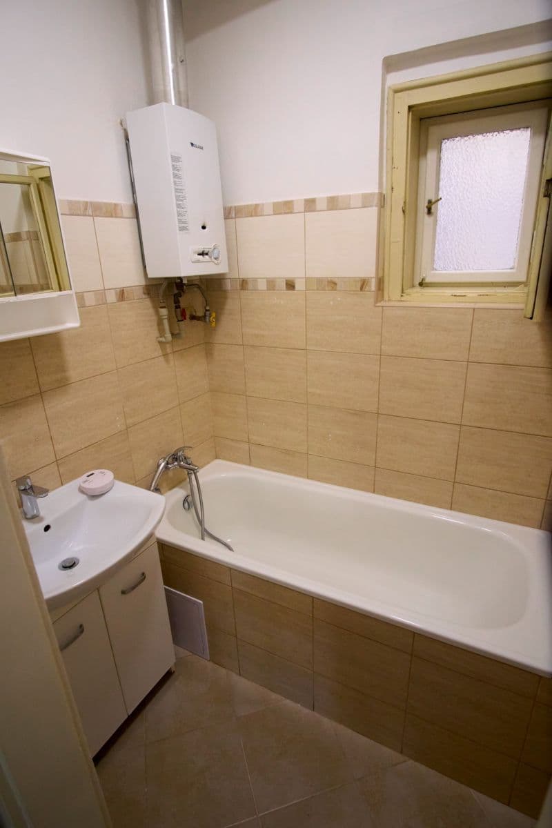 Prenájom bytu 3-izbový 59 m², Biskupcova, Praha, Praha Prenájom bytu 3-izbový 59 m², Biskupcova, Praha, Praha