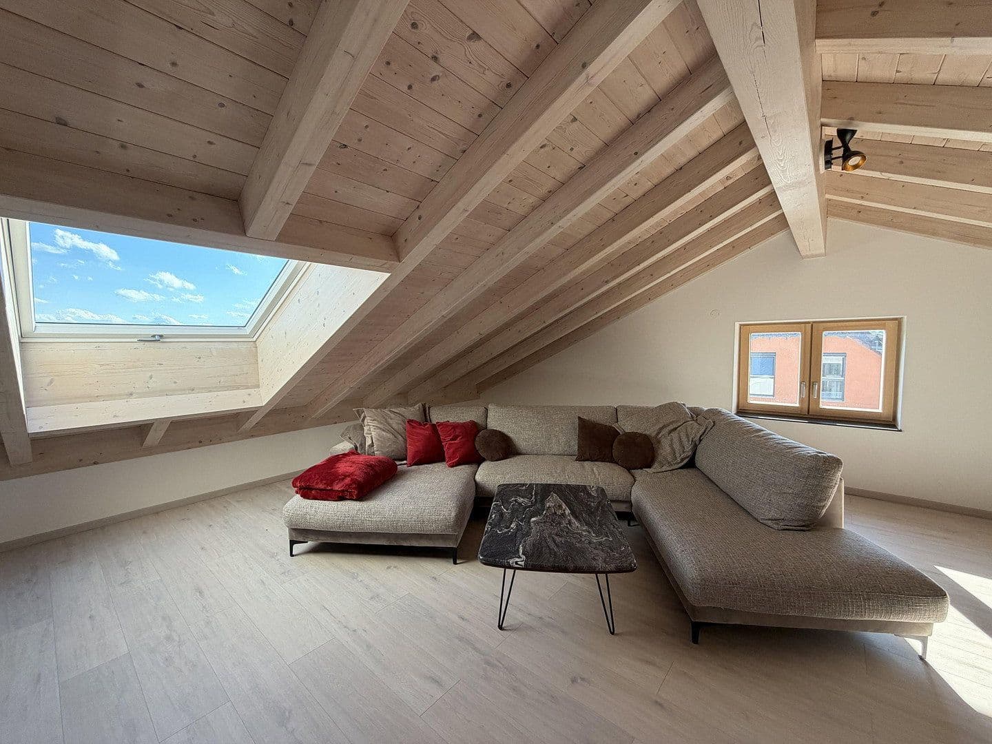 Prenájom bytu 5-izbový 145 m², Deuerling, Bavorsko Prenájom bytu 5-izbový 145 m², Deuerling, Bavorsko