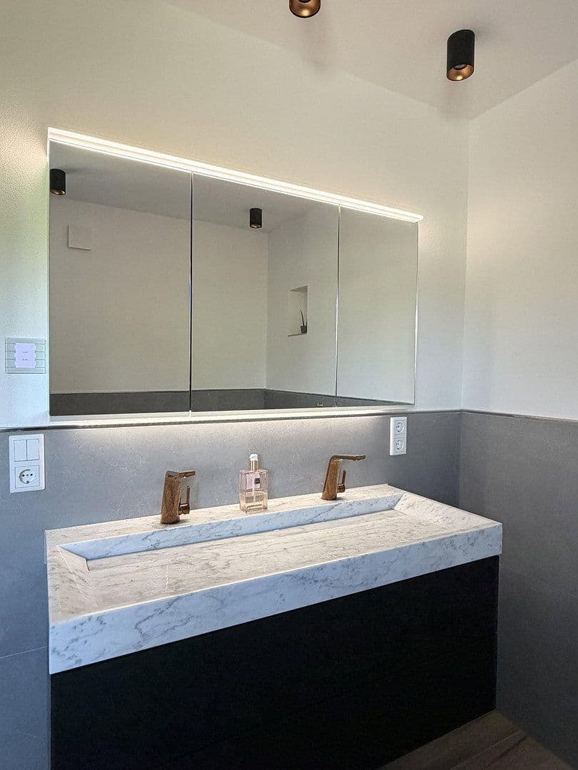 Prenájom bytu 5-izbový 145 m², Deuerling, Bavorsko Prenájom bytu 5-izbový 145 m², Deuerling, Bavorsko