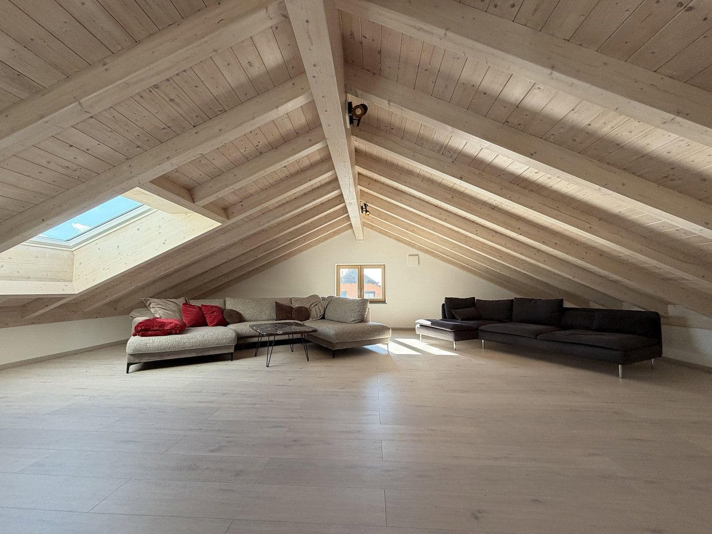 Prenájom bytu 5-izbový 145 m², Deuerling, Bavorsko Prenájom bytu 5-izbový 145 m², Deuerling, Bavorsko