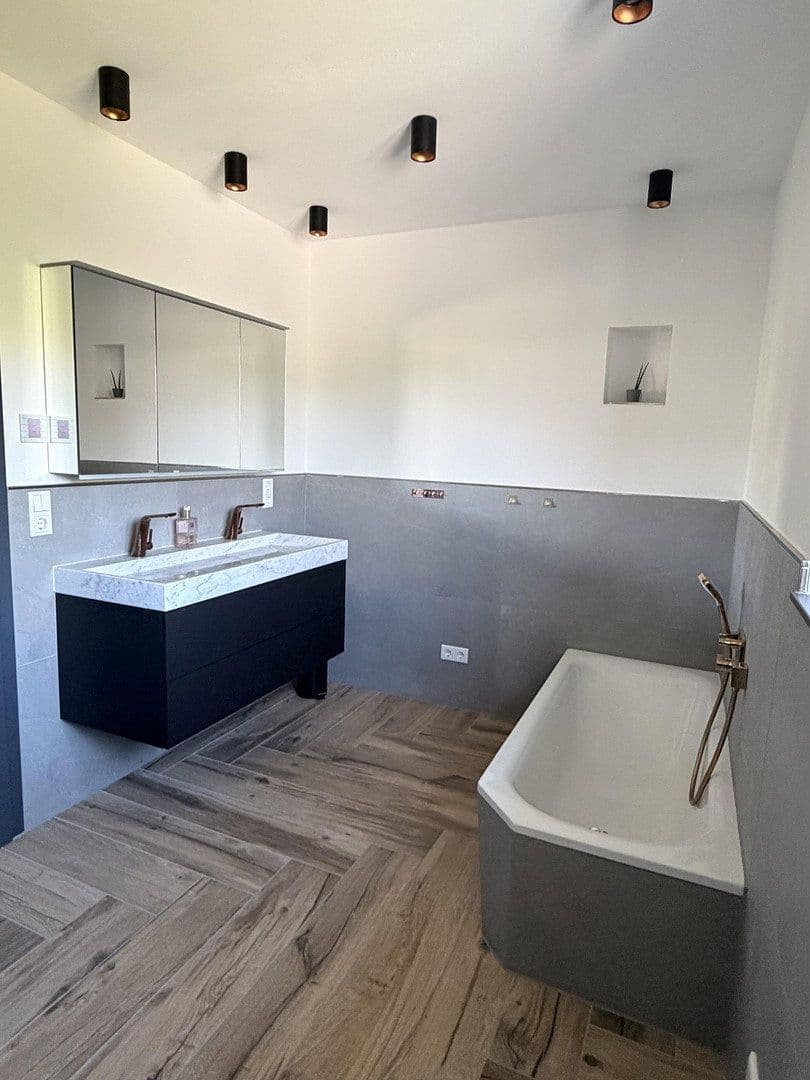 Prenájom bytu 5-izbový 145 m², Deuerling, Bavorsko Prenájom bytu 5-izbový 145 m², Deuerling, Bavorsko