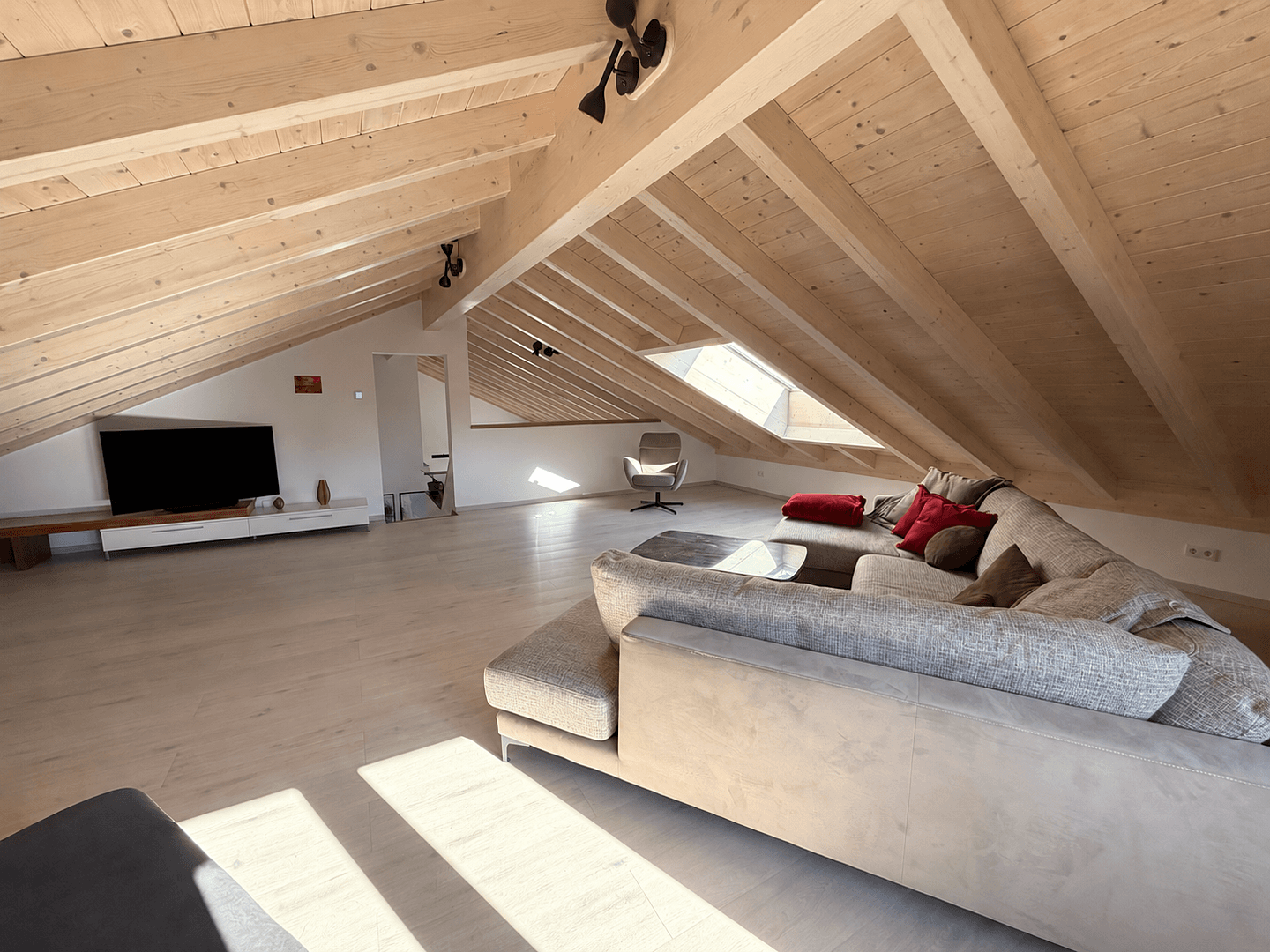 Prenájom bytu 5-izbový 145 m², Deuerling, Bavorsko Prenájom bytu 5-izbový 145 m², Deuerling, Bavorsko