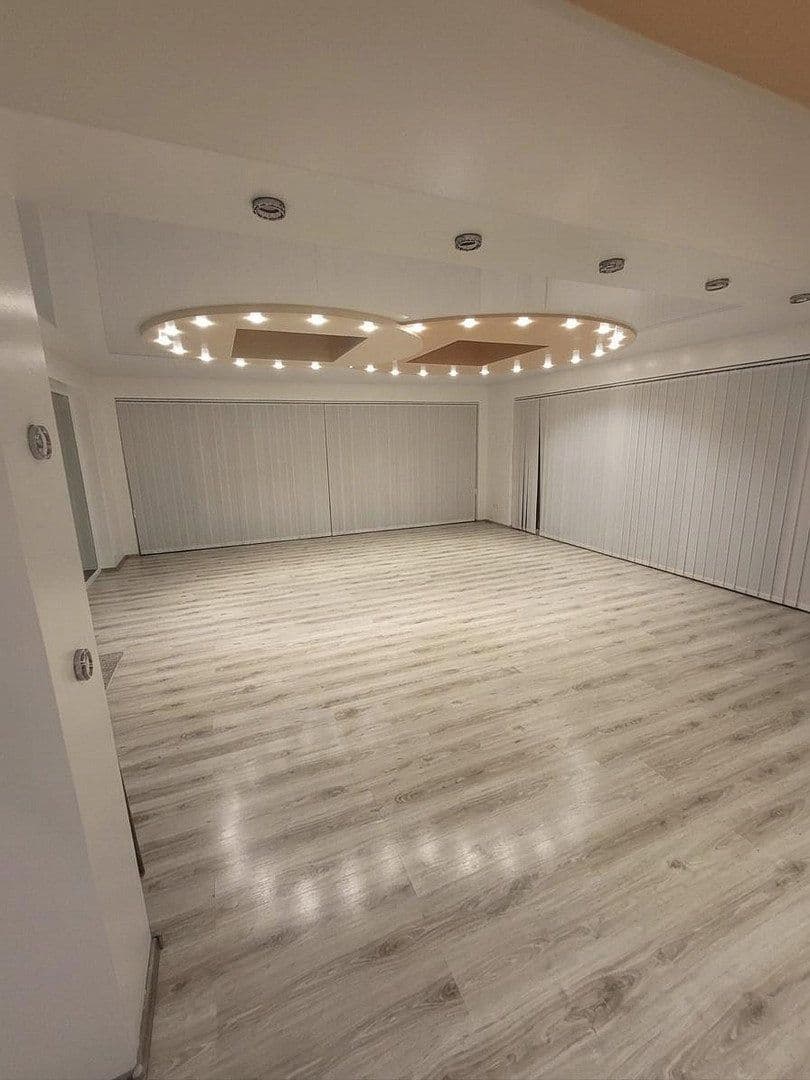 Predaj domu 432 m², pozemok 1.400 m², Pestalozzistraße 1, Schönenberg-Kübelberg, Porýnie-Falcko Predaj domu 432 m², pozemok 1.400 m², Pestalozzistraße 1, Schönenberg-Kübelberg, Porýnie-Falcko