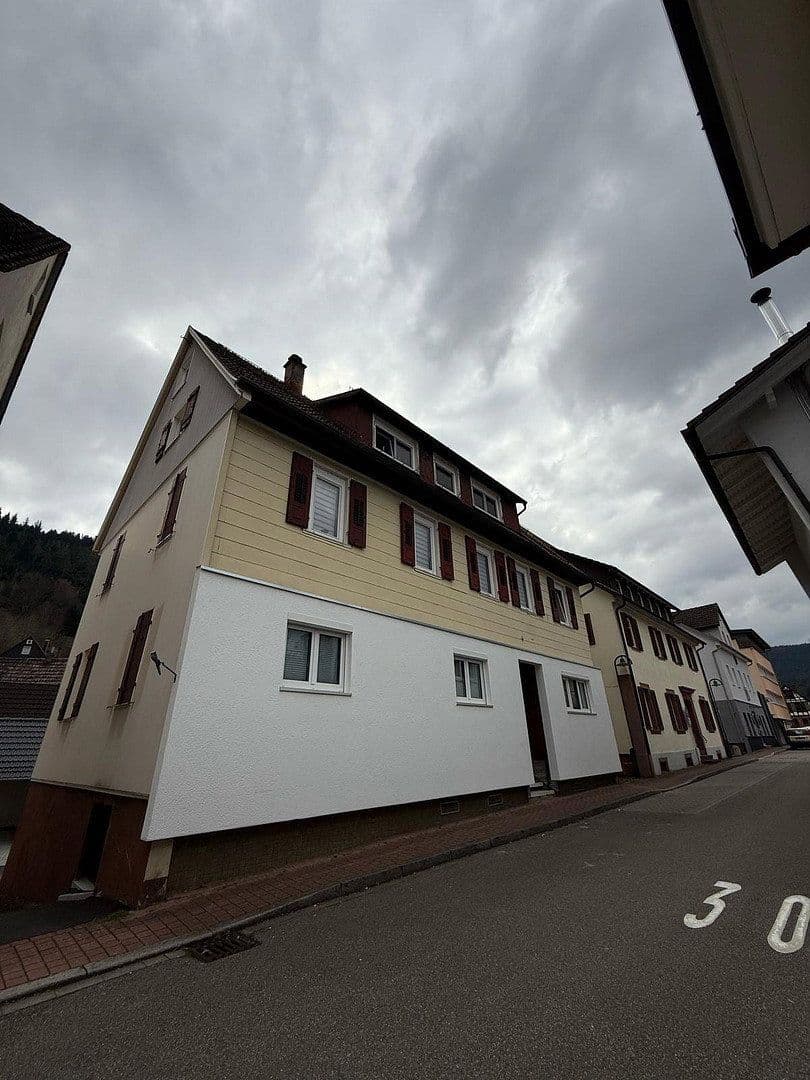 Prenájom bytu 4-izbový 90 m², Karlstr. 10, Alpirsbach, Bádensko-Wurttembersko Prenájom bytu 4-izbový 90 m², Karlstr. 10, Alpirsbach, Bádensko-Wurttembersko