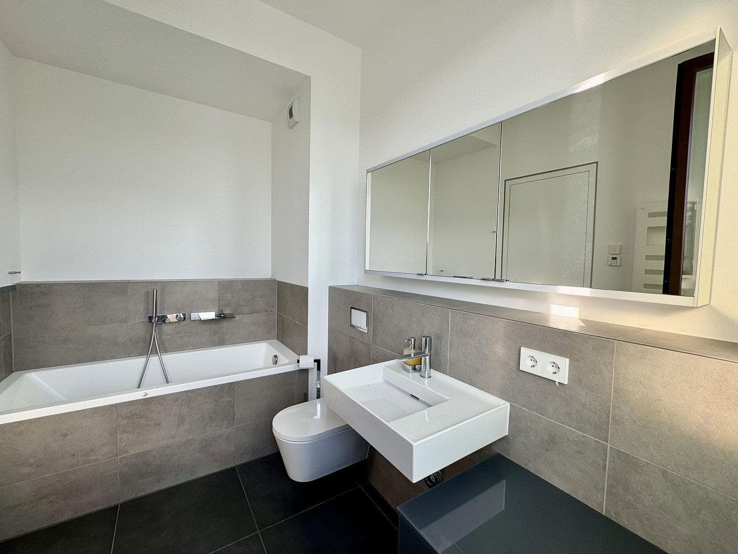 Predaj bytu 4-izbový 144 m², Frankfurt am Main, Hesensko Predaj bytu 4-izbový 144 m², Frankfurt am Main, Hesensko