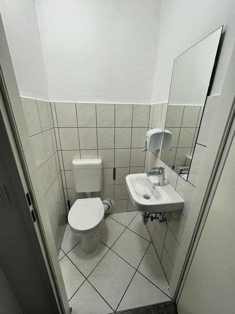 Prenájom nebytového priestoru 400 m², Johannisthaler Chaussee 431, Berlin, Berlín Prenájom nebytového priestoru 400 m², Johannisthaler Chaussee 431, Berlin, Berlín
