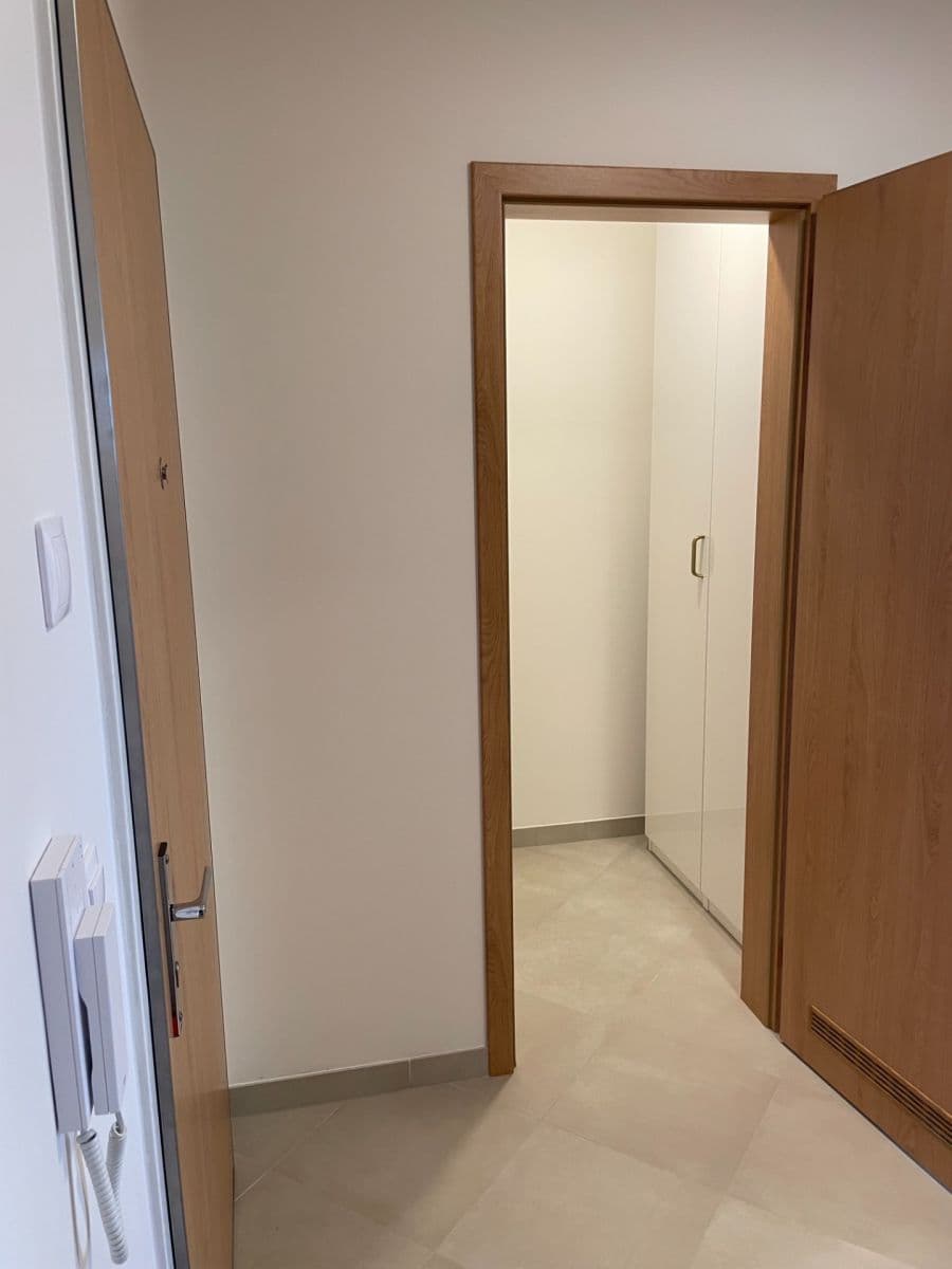 Prenájom bytu 2-izbový 51 m², Šternovská, Praha, Praha Prenájom bytu 2-izbový 51 m², Šternovská, Praha, Praha