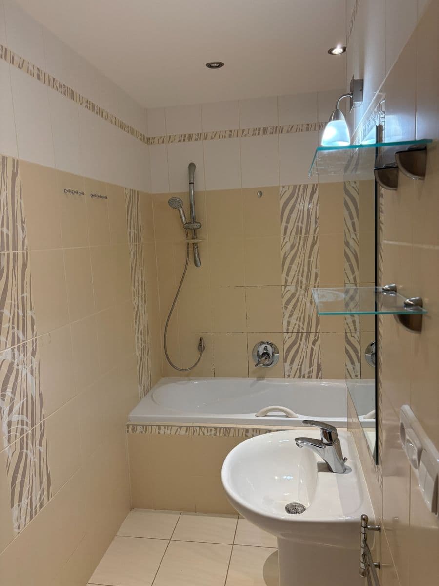 Prenájom bytu 3-izbový 64 m², Horolezecká, Praha, Praha Prenájom bytu 3-izbový 64 m², Horolezecká, Praha, Praha