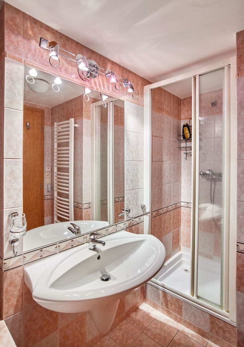 Prenájom bytu 3-izbový 85 m², Hellichova, Praha, Praha Prenájom bytu 3-izbový 85 m², Hellichova, Praha, Praha