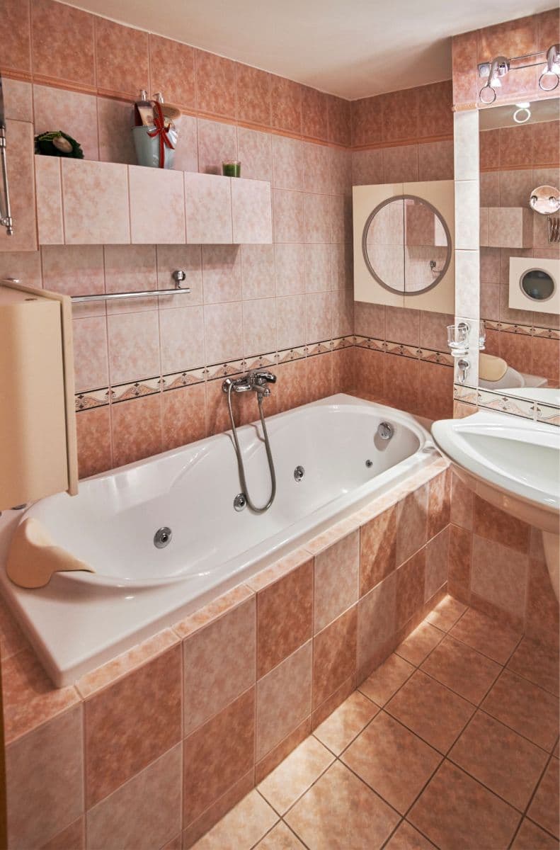 Prenájom bytu 3-izbový 85 m², Hellichova, Praha, Praha Prenájom bytu 3-izbový 85 m², Hellichova, Praha, Praha