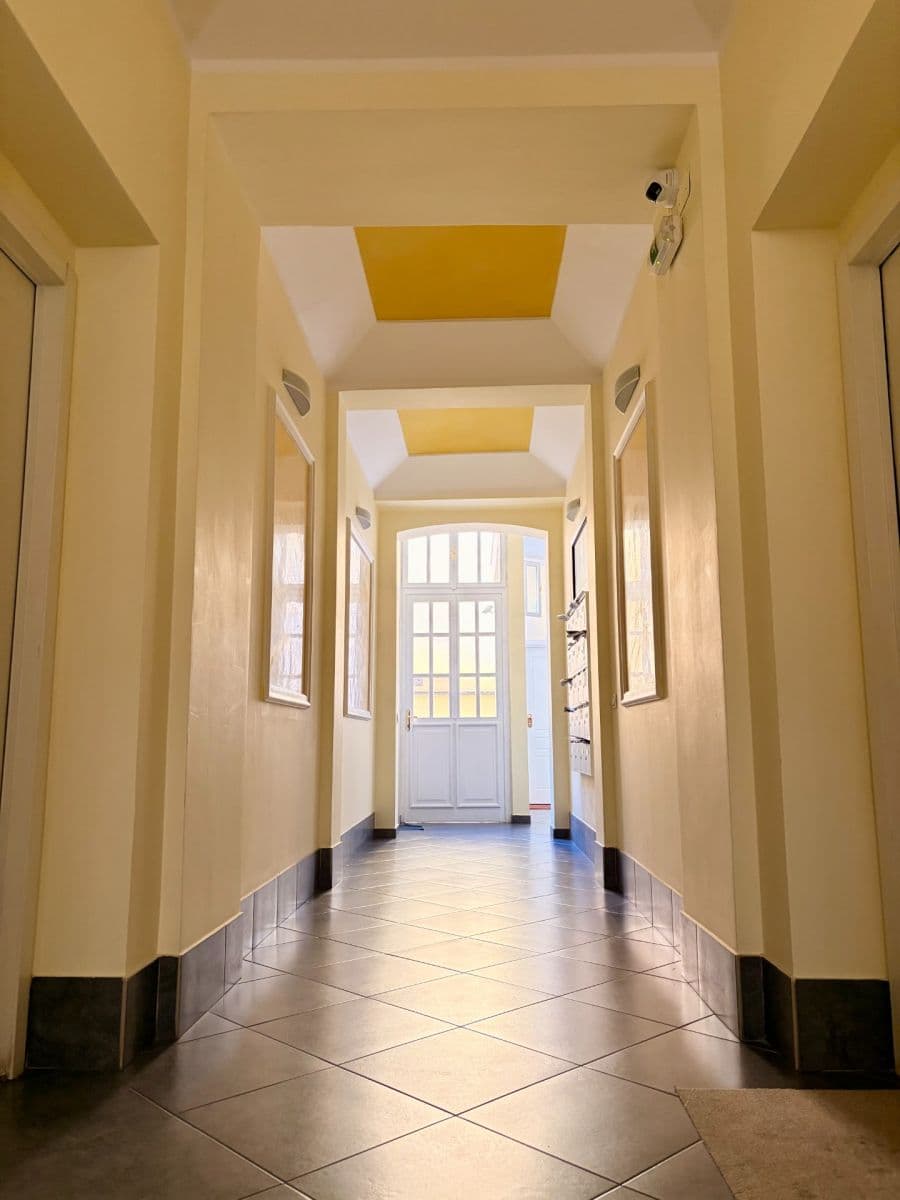 Prenájom bytu 1-izbový 37 m², Staropramenná, Praha, Praha Prenájom bytu 1-izbový 37 m², Staropramenná, Praha, Praha