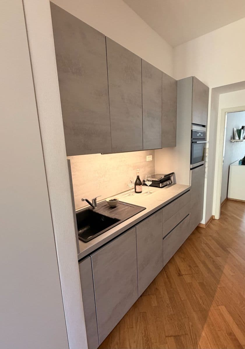 Prenájom bytu 1-izbový 37 m², Staropramenná, Praha, Praha Prenájom bytu 1-izbový 37 m², Staropramenná, Praha, Praha