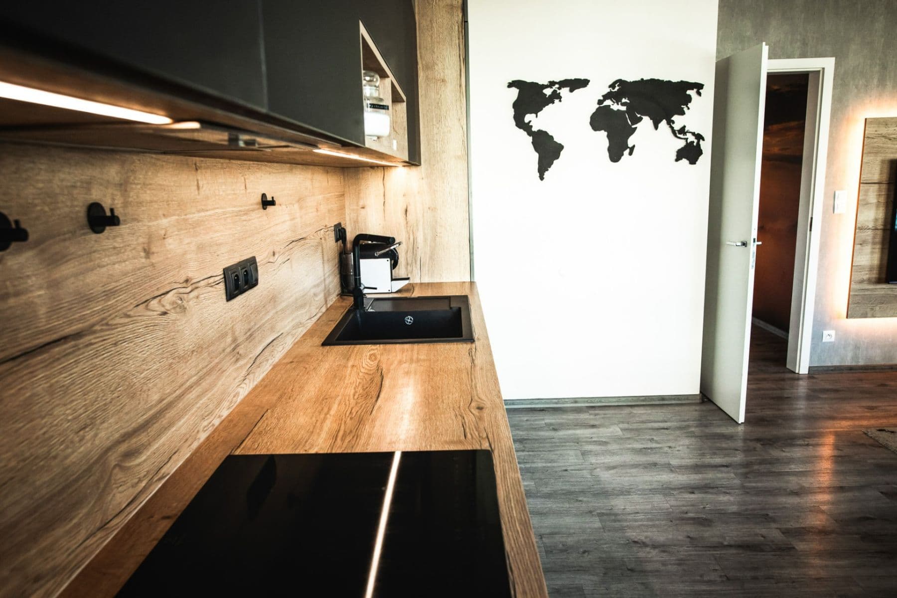 Prenájom bytu 3-izbový 81 m², Hugo Haase, Praha, Praha Prenájom bytu 3-izbový 81 m², Hugo Haase, Praha, Praha
