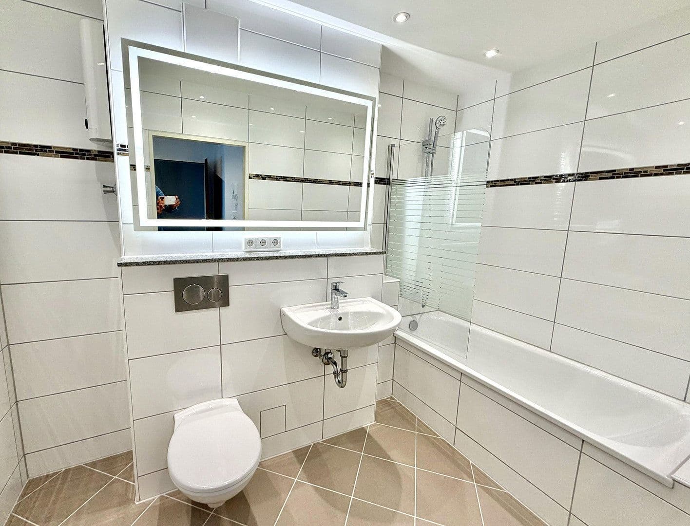 Prenájom bytu 2-izbový 62 m², Torfbruchstrasse 107, Düsseldorf, Severné Porýnie - Westfálsko Prenájom bytu 2-izbový 62 m², Torfbruchstrasse 107, Düsseldorf, Severné Porýnie - Westfálsko