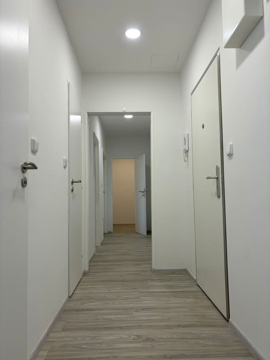 Prenájom bytu 3-izbový 62 m², Křenická, Praha, Praha Prenájom bytu 3-izbový 62 m², Křenická, Praha, Praha