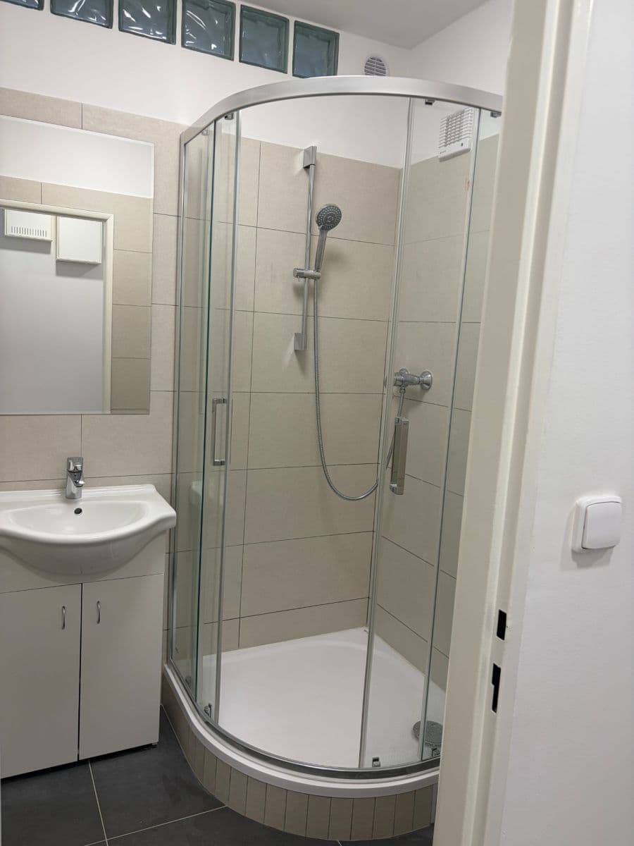 Prenájom bytu 3-izbový 62 m², Křenická, Praha, Praha Prenájom bytu 3-izbový 62 m², Křenická, Praha, Praha