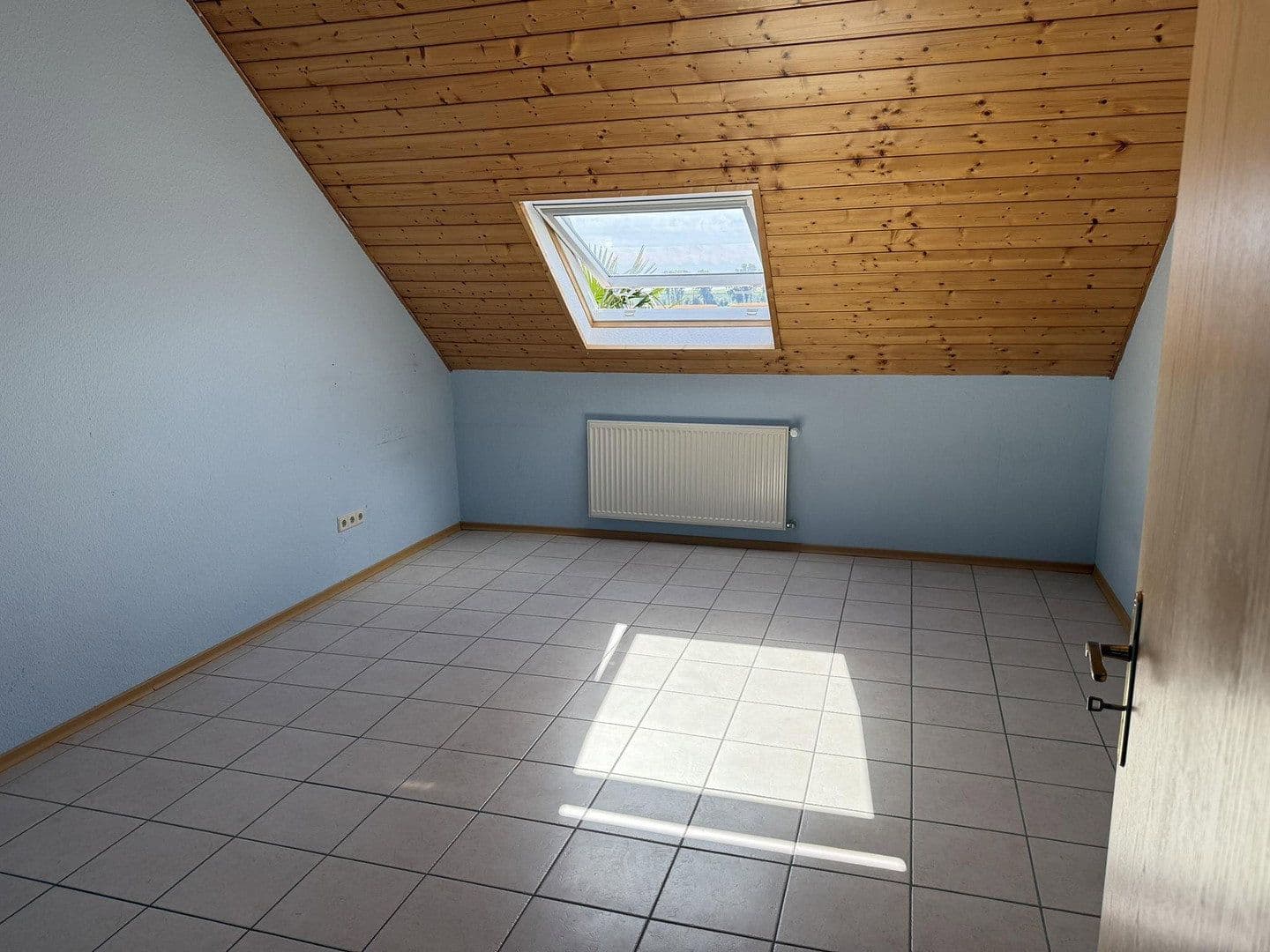 Prenájom bytu 4-izbový 120 m², Freimersheim, Porýnie-Falcko Prenájom bytu 4-izbový 120 m², Freimersheim, Porýnie-Falcko