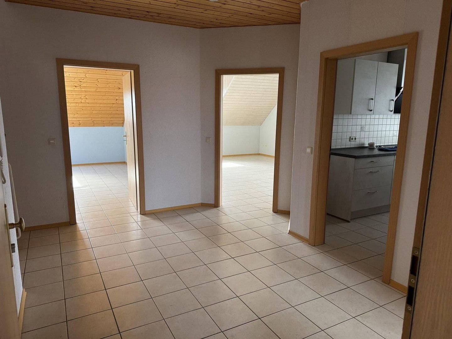 Prenájom bytu 4-izbový 120 m², Freimersheim, Porýnie-Falcko Prenájom bytu 4-izbový 120 m², Freimersheim, Porýnie-Falcko