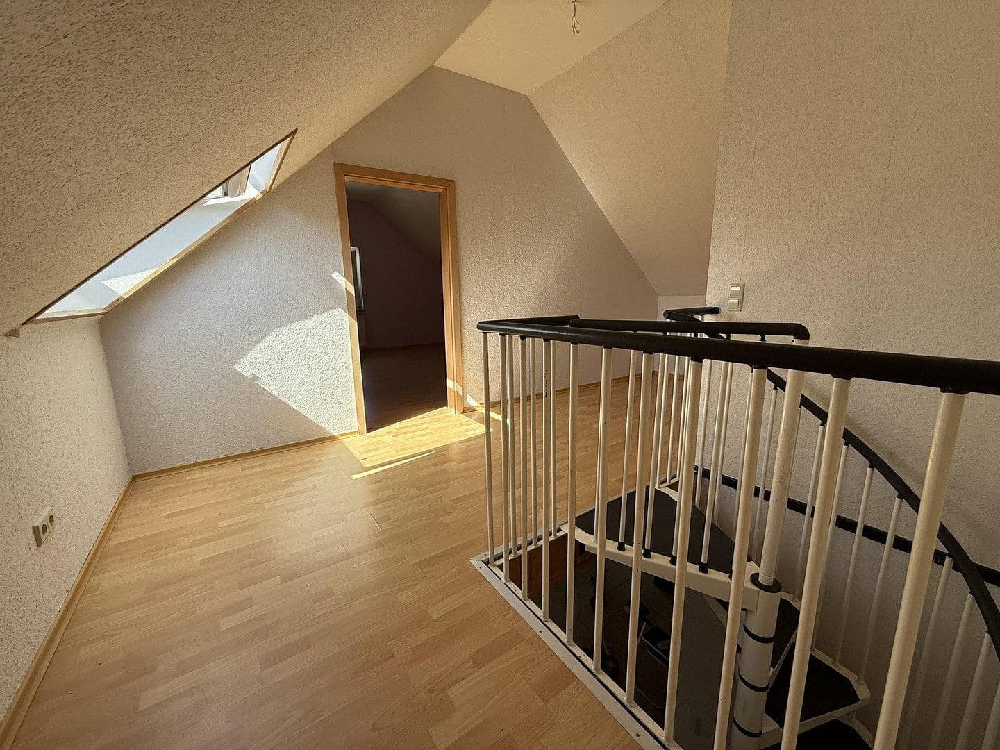 Prenájom bytu 4-izbový 120 m², Freimersheim, Porýnie-Falcko Prenájom bytu 4-izbový 120 m², Freimersheim, Porýnie-Falcko
